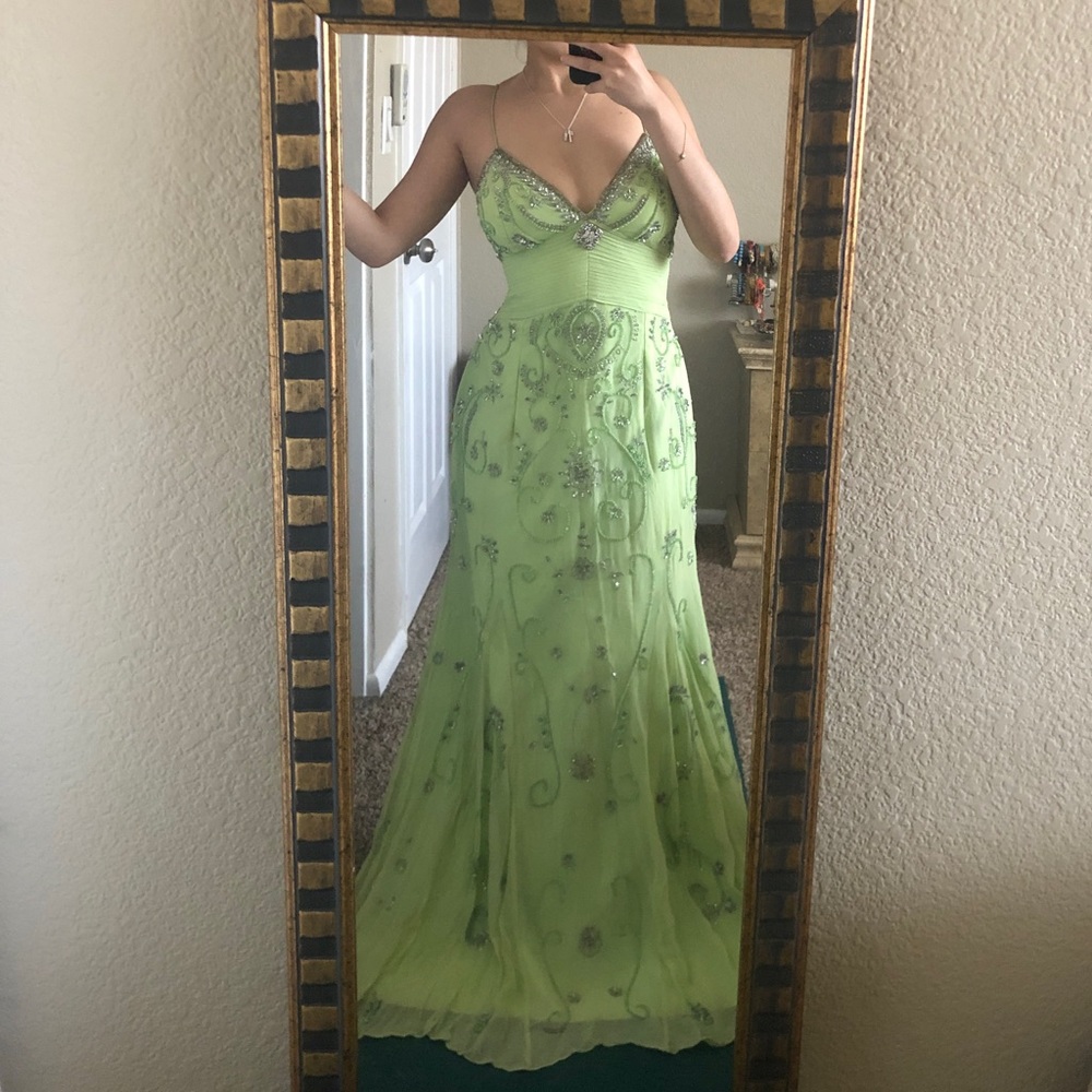 Mermaid Crystal V-neck dress w/ Sweep/Brush Train
